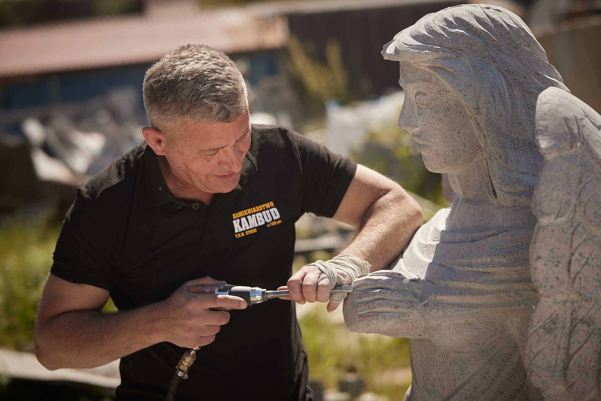 Kamieniarz przy rzeźbie